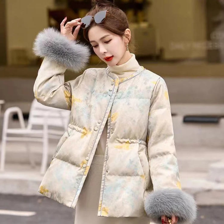 新中式提花面料90白鸭绒时尚高级感袖口狐狸毛收腰款羽绒服外套