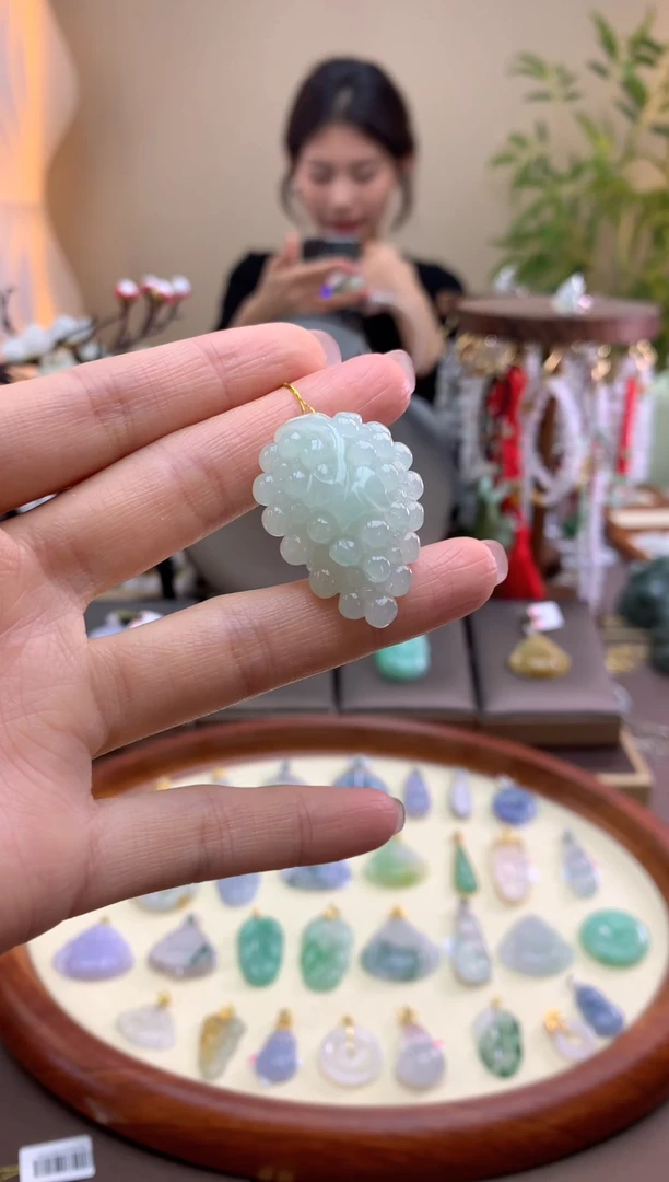 【闪购商品】翡翠颈饰未镶嵌葡萄