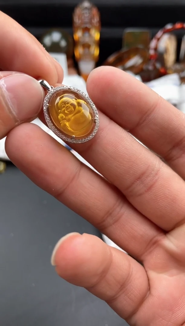 【闪购商品】琥珀颈饰银S925镶嵌阴雕弥勒佛吊坠