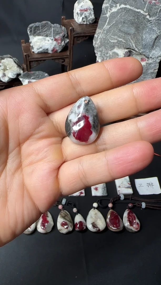 天然辰砂军***身天然朱砂晶体原石随形吊坠