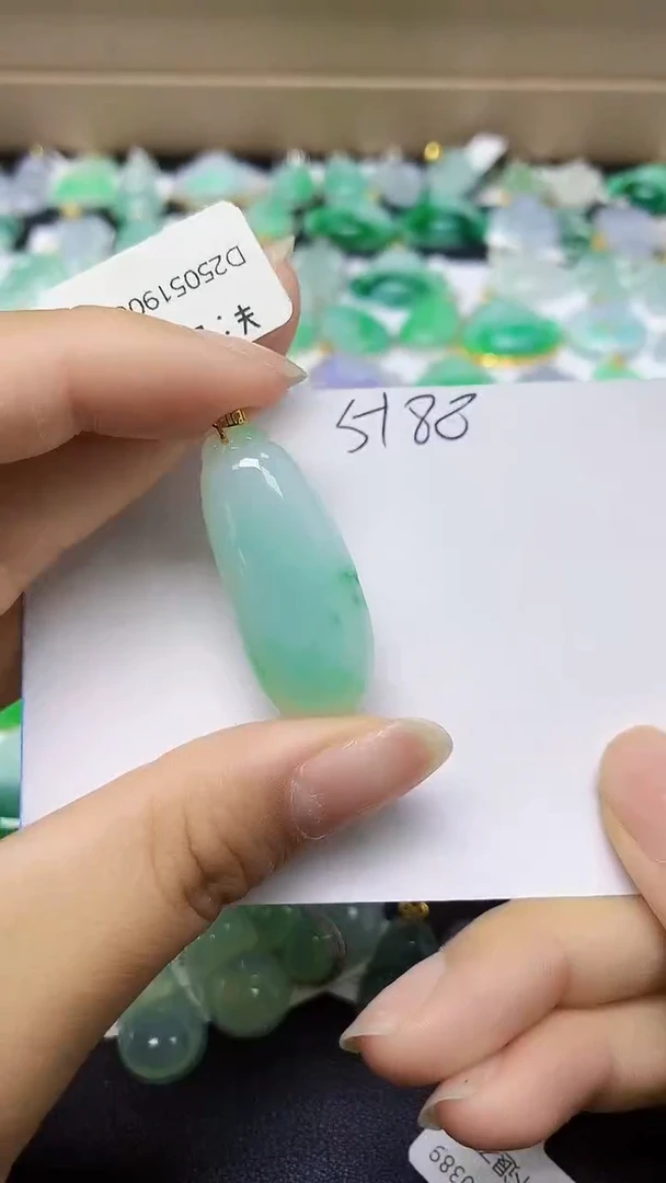翡翠18K金镶嵌颈饰 天然缅甸翡翠A货