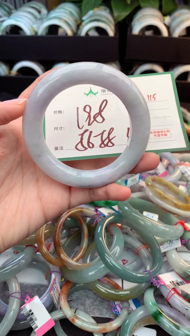 未镶嵌定制翡翠毛货需精细抛光+多人