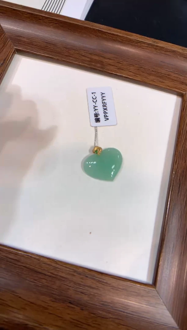 颈饰18K金镶嵌翡翠爱心