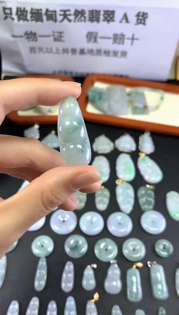 翡翠未镶嵌颈饰1