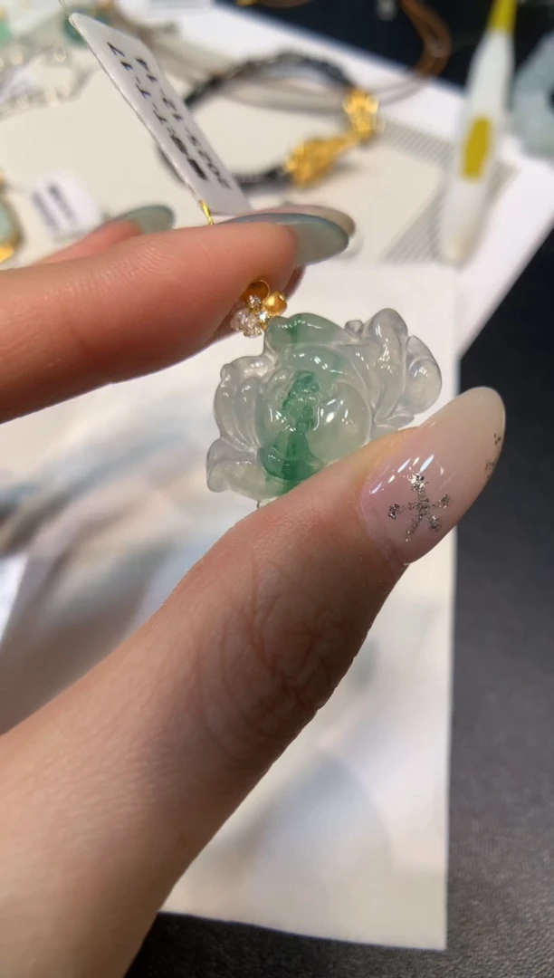 颈饰18K金镶嵌翡翠莲花