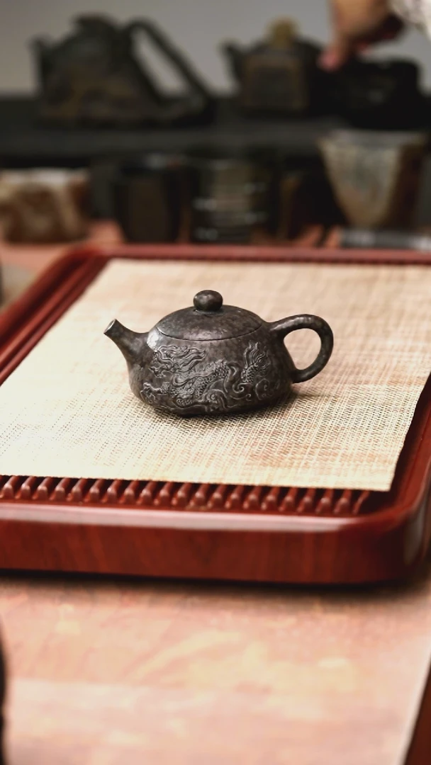 庄惠东老师作品冰碛岩重工雕刻双龙石瓢壶