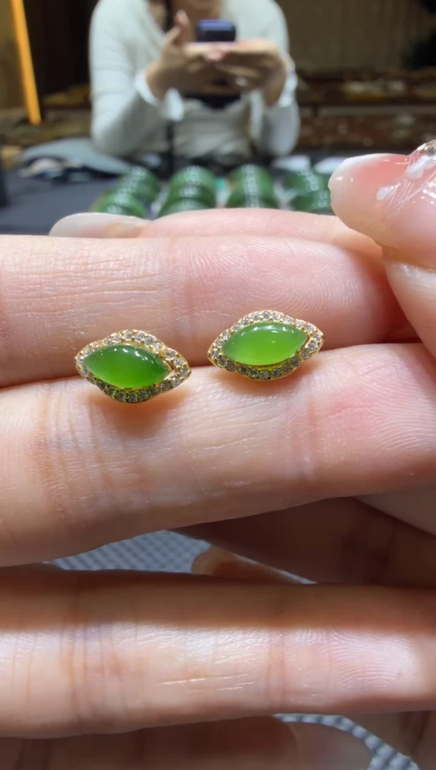 颈饰未镶嵌和田玉耳饰一对