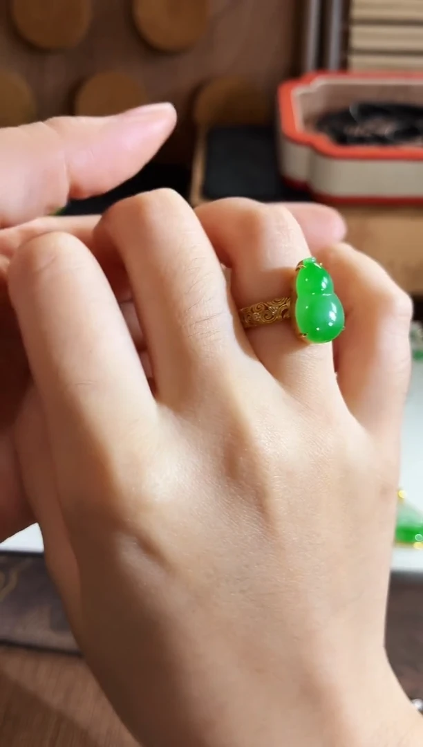 18K金镶嵌戒指翡翠手饰