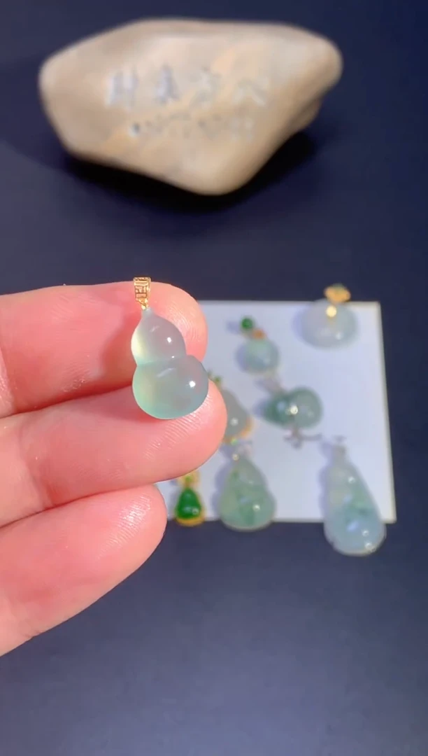 颈饰18K金镶嵌翡翠