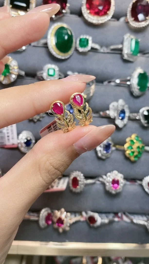 18K金镶嵌耳饰红宝石`