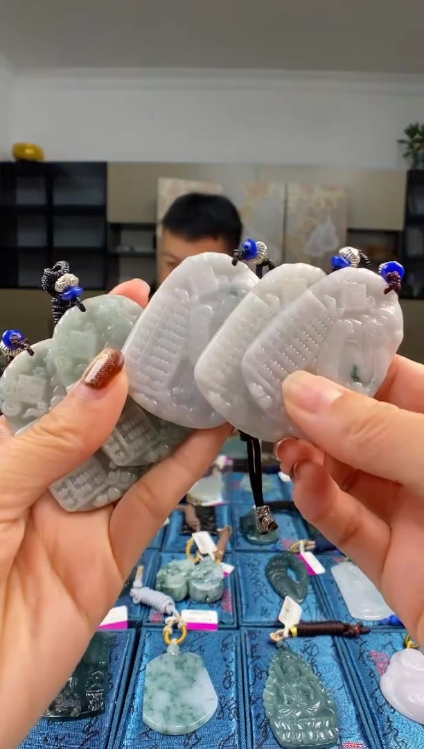 颈饰未镶嵌翡翠  多样性发其一