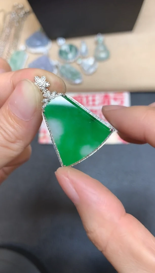 【闪购商品】翡翠吊坠(不含链)18K金镶嵌无事牌【无服务费