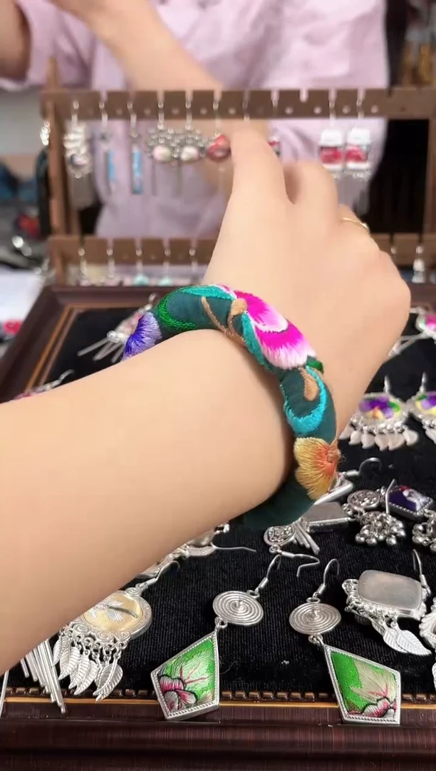 织绣民族风非遗老绣饰品542