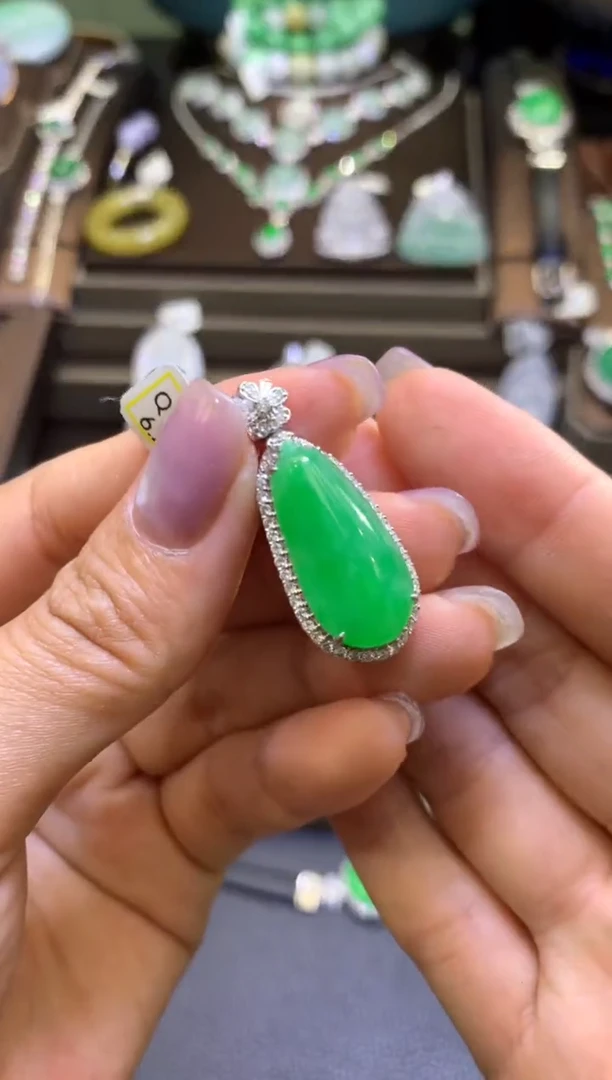 翡翠18K金镶嵌颈饰翡翠A货