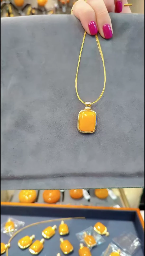 【闪购商品】蜜蜡颈饰银S925镀金镶嵌A933蜜蜡吊坠赠项圈