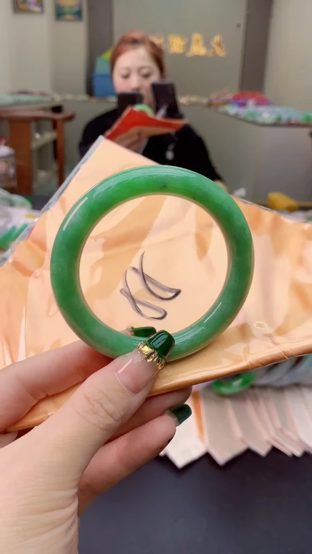 翡翠手镯未镶嵌0885476397