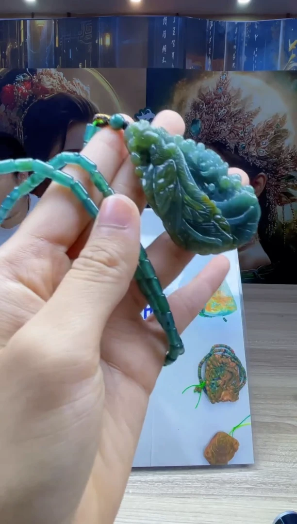 翡翠未镶嵌颈饰      *92