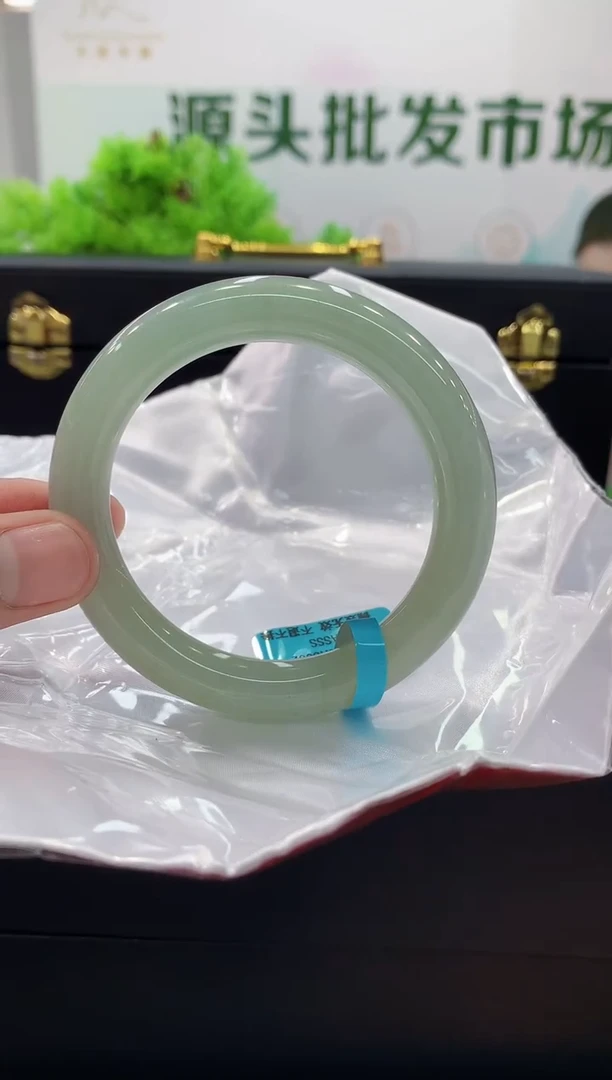 翡翠手镯未镶嵌手镯