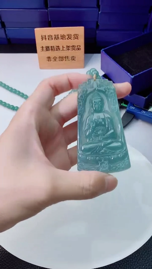 翡翠未镶嵌颈饰     `