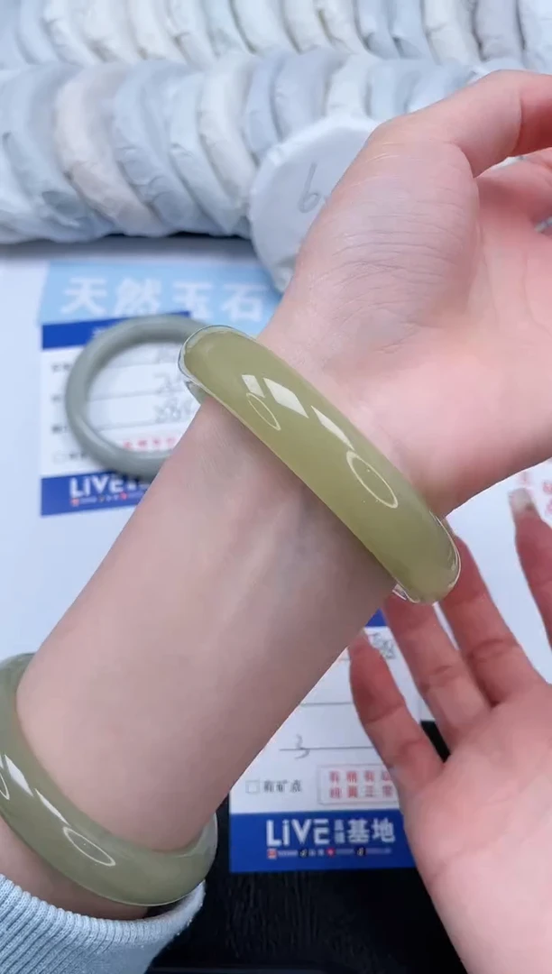 【闪购商品】石英质玉手镯未镶嵌姜黄有棉块介意勿拍！T138-64