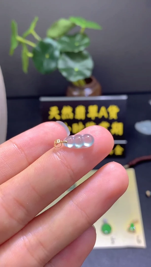 翡翠18K金镶嵌颈饰翡翠吊坠