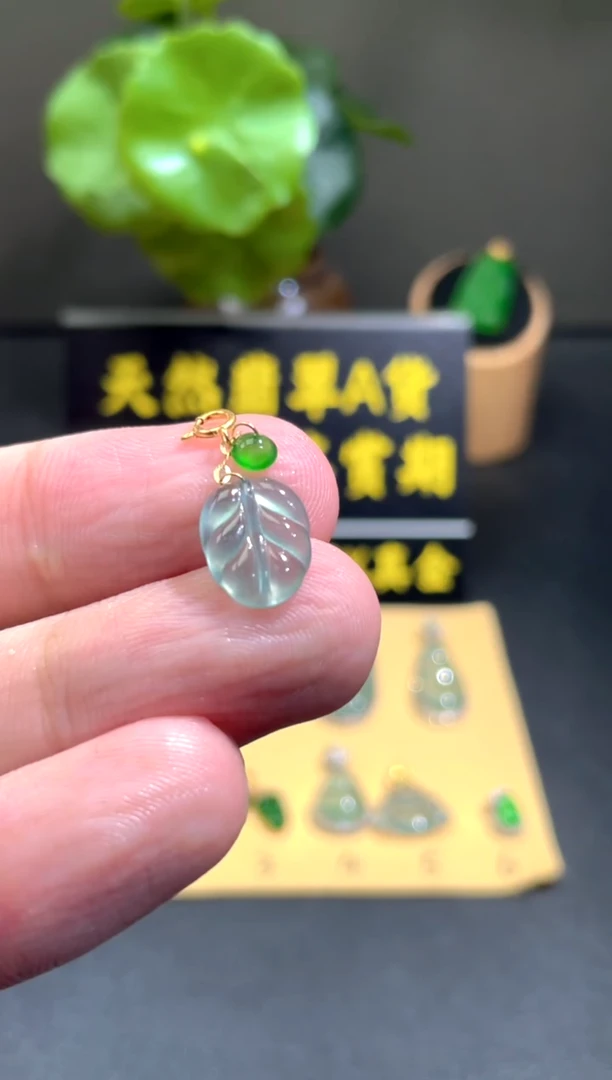 颈饰18K金镶嵌翡翠翡翠A货