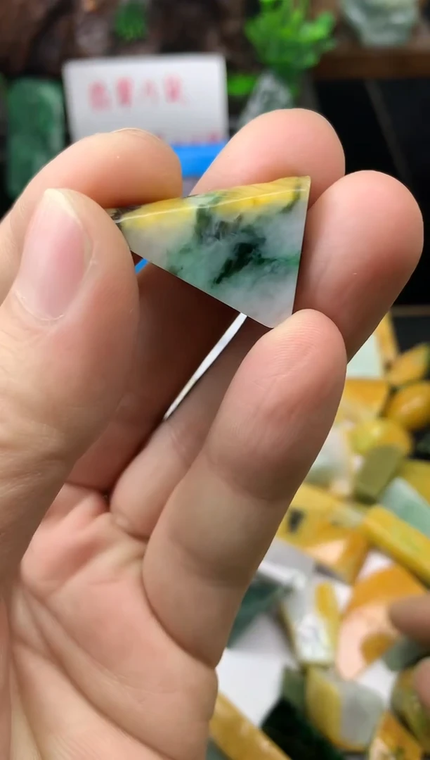 颈饰未镶嵌翡翠剁****椒料子