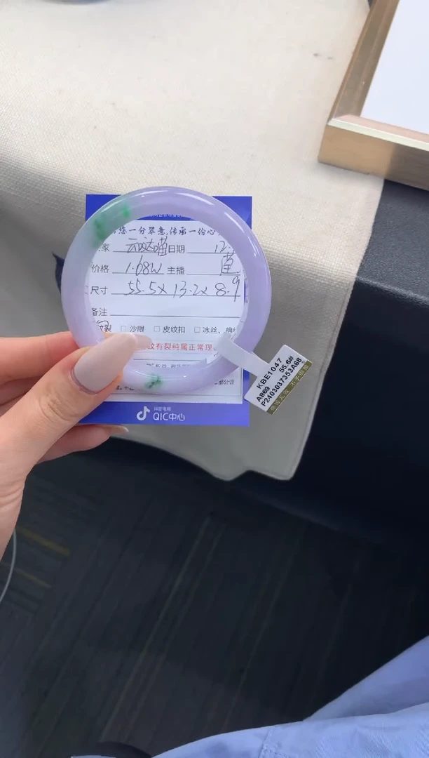 未镶嵌手镯翡翠云****?退货需手镯吊牌标签完好