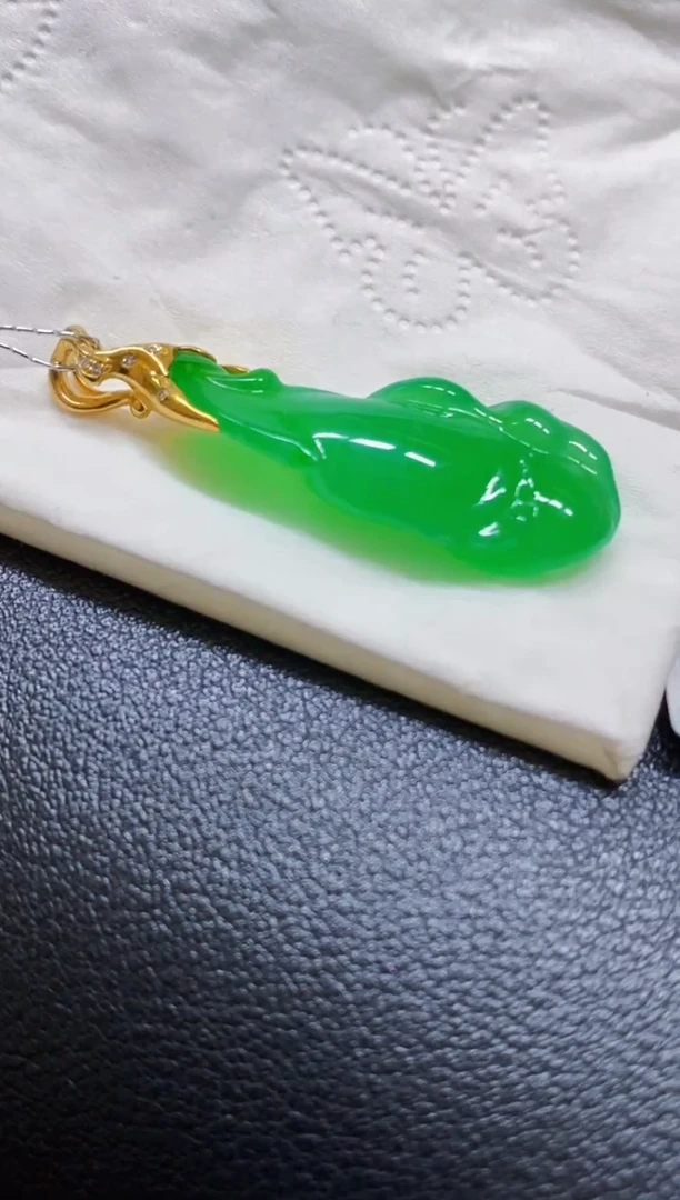 颈饰18K金镶嵌翡翠吊坠