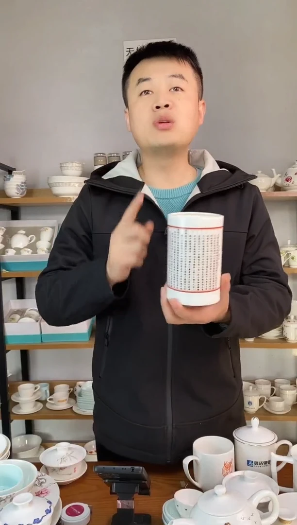 吴式芬书法笔筒一个