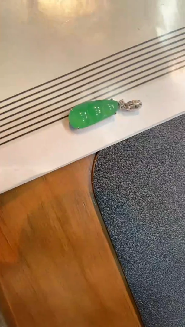 翡翠18K金镶嵌颈饰福豆