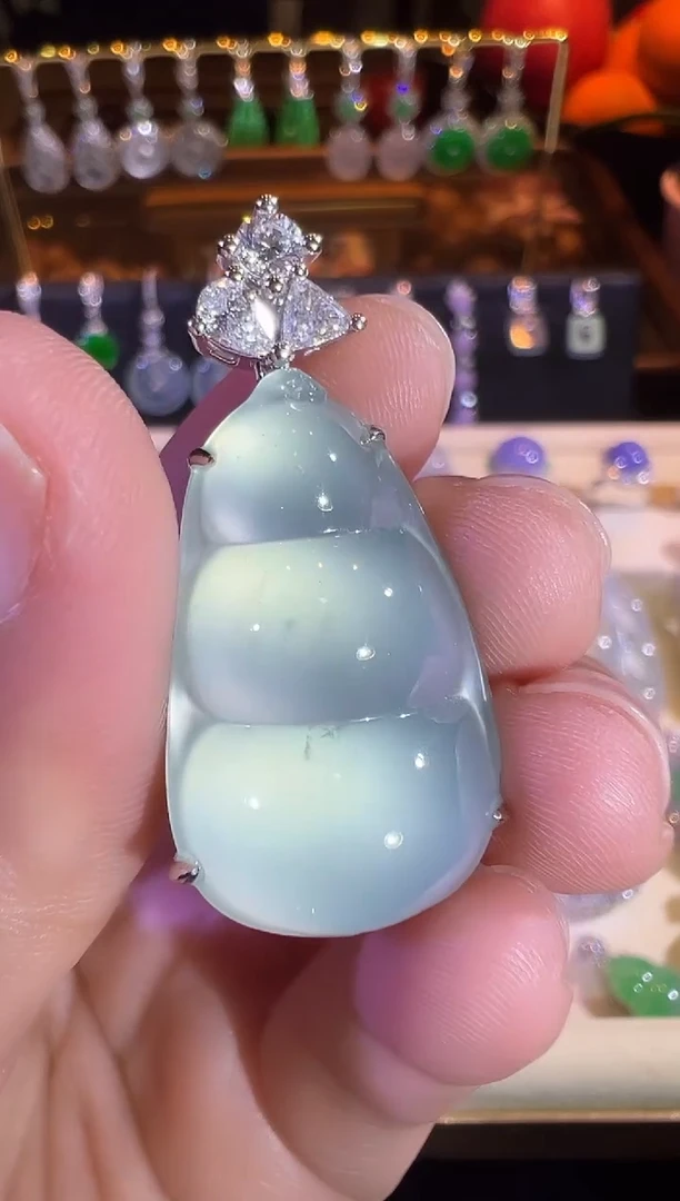 【闪购商品】翡翠吊坠(赠链)18K金镶嵌玻璃种福豆吊坠