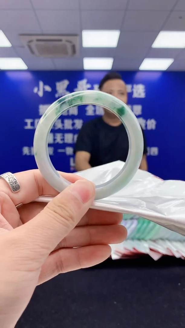 翡翠手镯未镶嵌1翡翠A货手镯