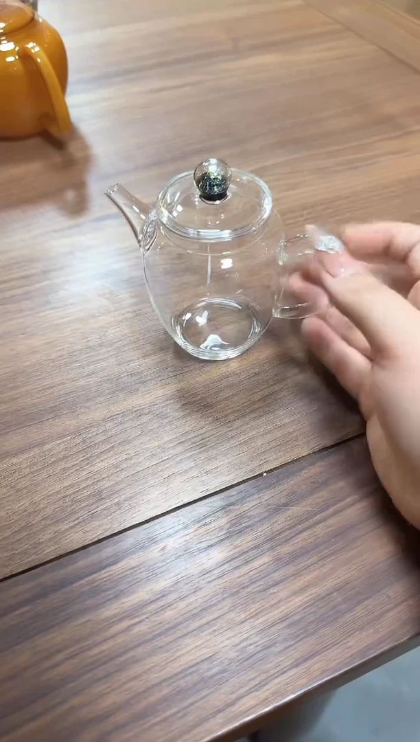 白色精致小壶