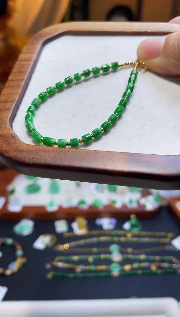 颈饰18K金镶嵌翡翠手链