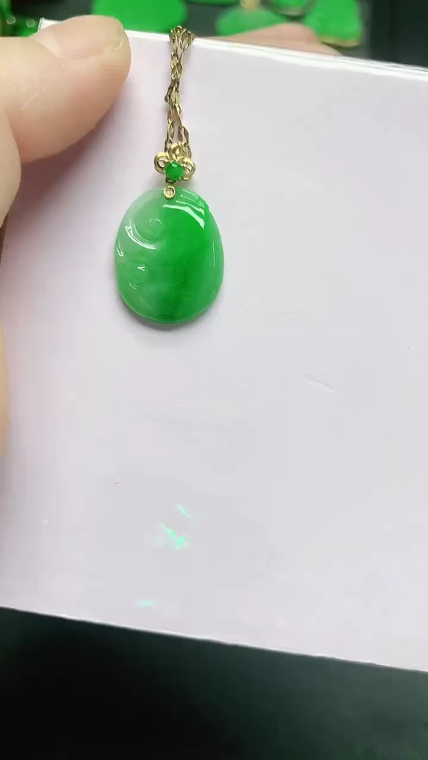 颈饰18K金镶嵌翡翠赠礼盒证书