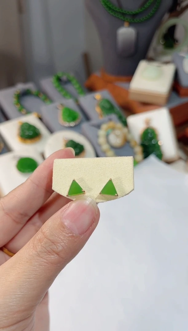 18K金镶嵌和田玉耳饰苹果绿 三角