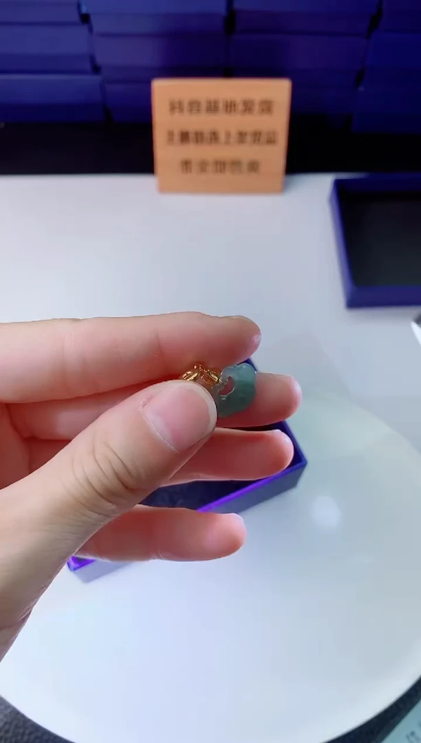 翡翠未镶嵌颈饰   `