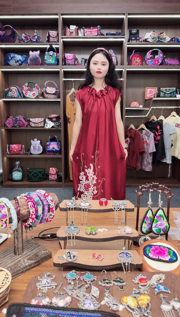 织绣A24蒙阿苏苗绣传承店