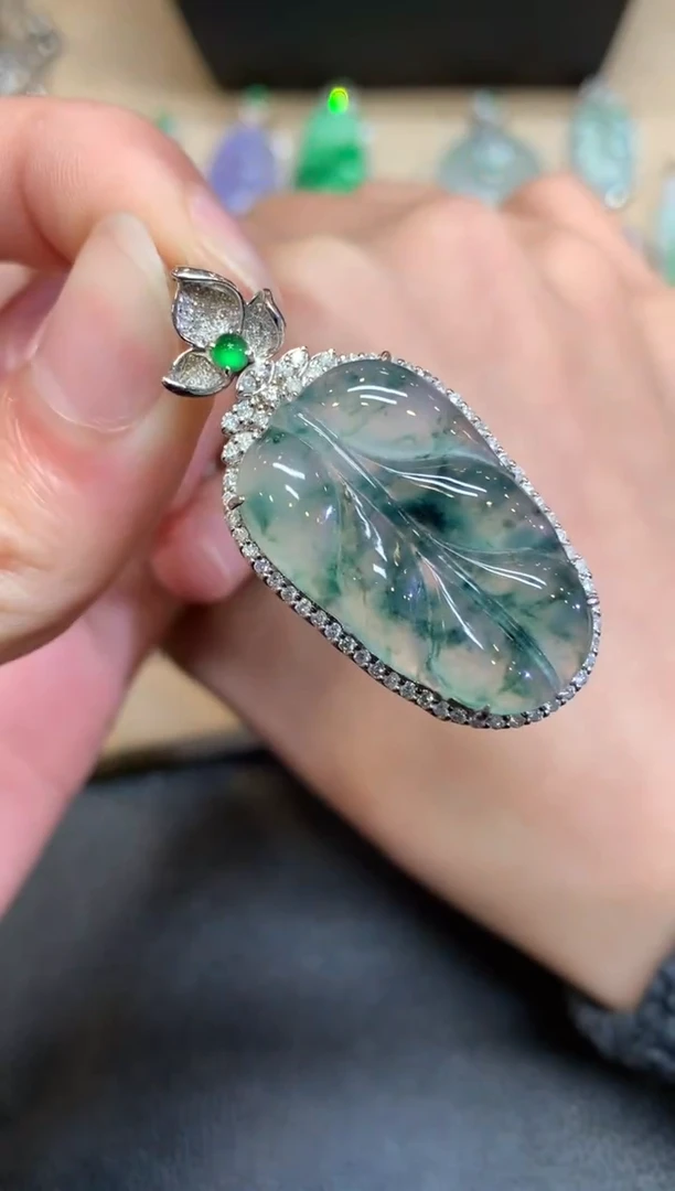 【闪购商品】翡翠颈饰18K金镶嵌叶子【无服务费】