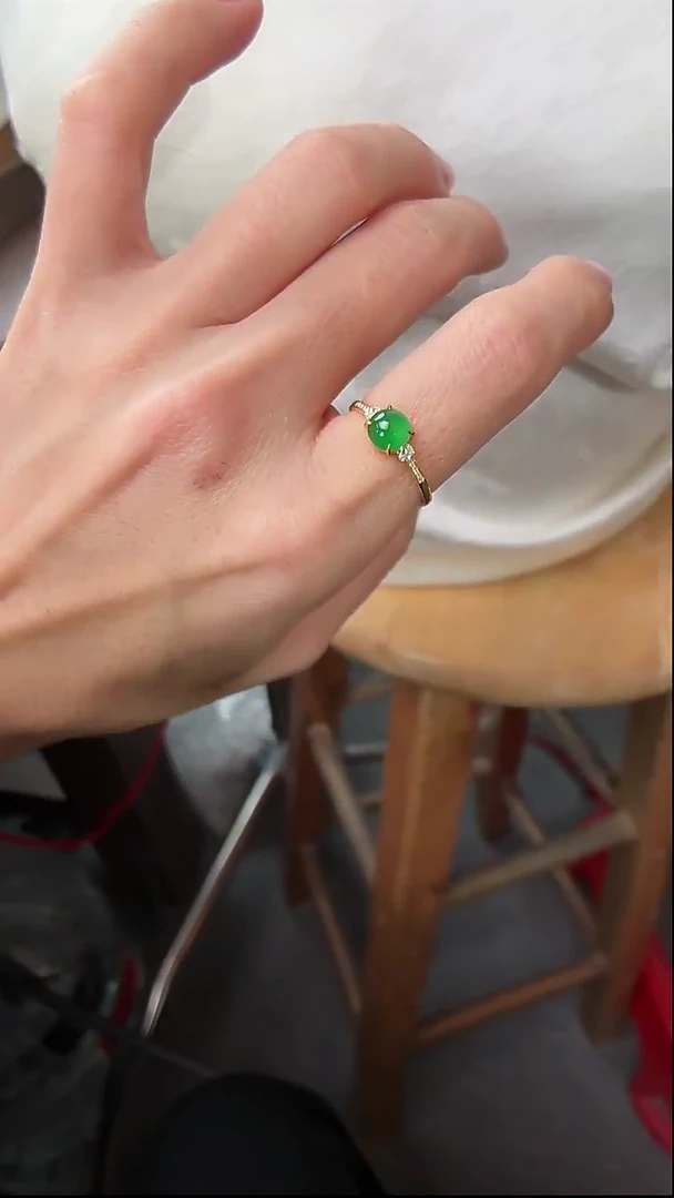 颈饰18K金镶嵌翡翠戒指