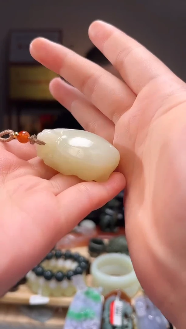 颈饰未镶嵌和田玉吊坠