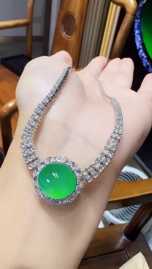翡翠18K金镶嵌套链蛋面