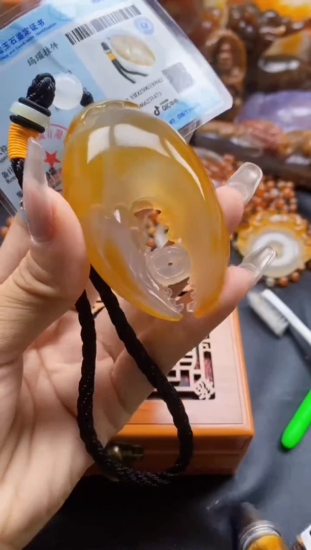 玛瑙/玉髓挂件未镶嵌红**旗ll