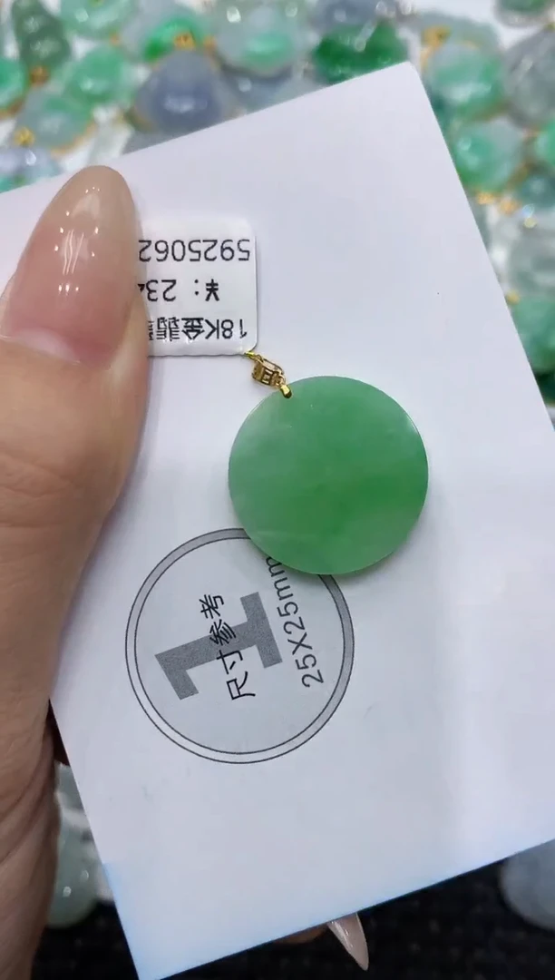 颈饰18K金镶嵌翡翠111111111111