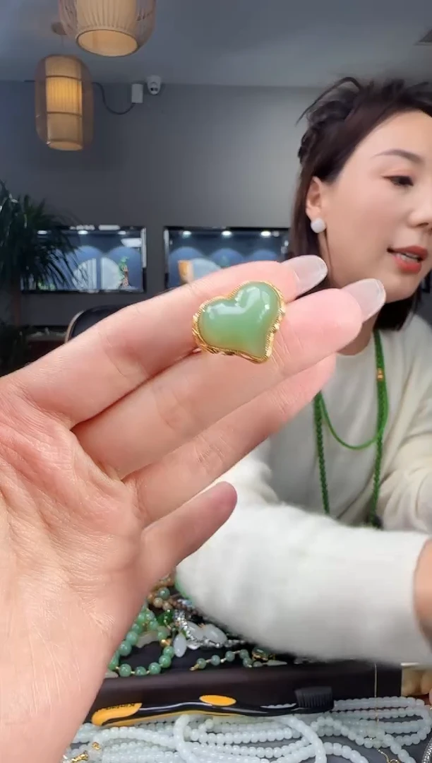 18K金镶嵌戒指和田玉1