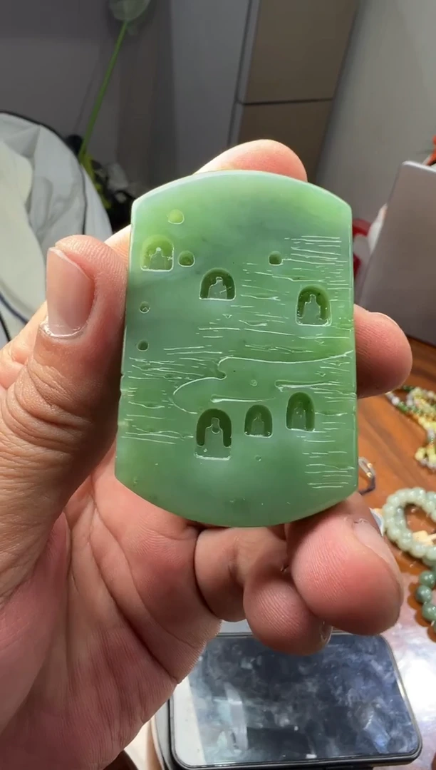 吊坠(赠链)未镶嵌和田玉俄碧苹果绿无事牌