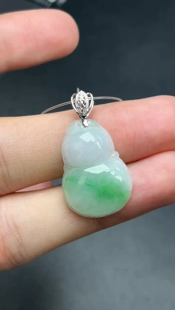 颈饰18K金镶嵌翡翠葫芦