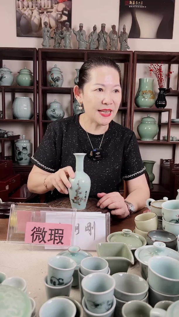 微瑕 釉中彩 梅花画 长劲瓶