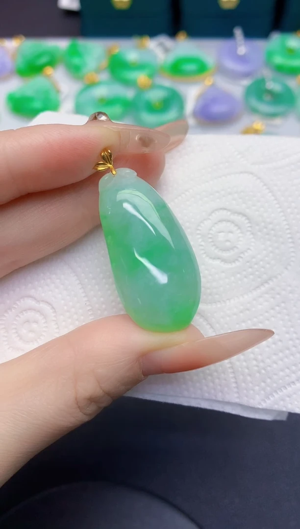 颈饰18K金镶嵌翡翠缅甸天然翡翠A货